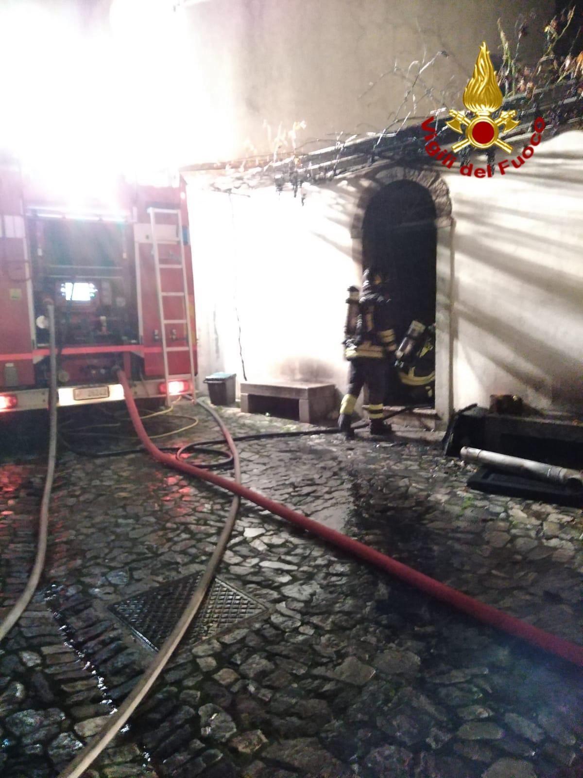 Incendio in un'abitazione a Orani, in salvo due persone