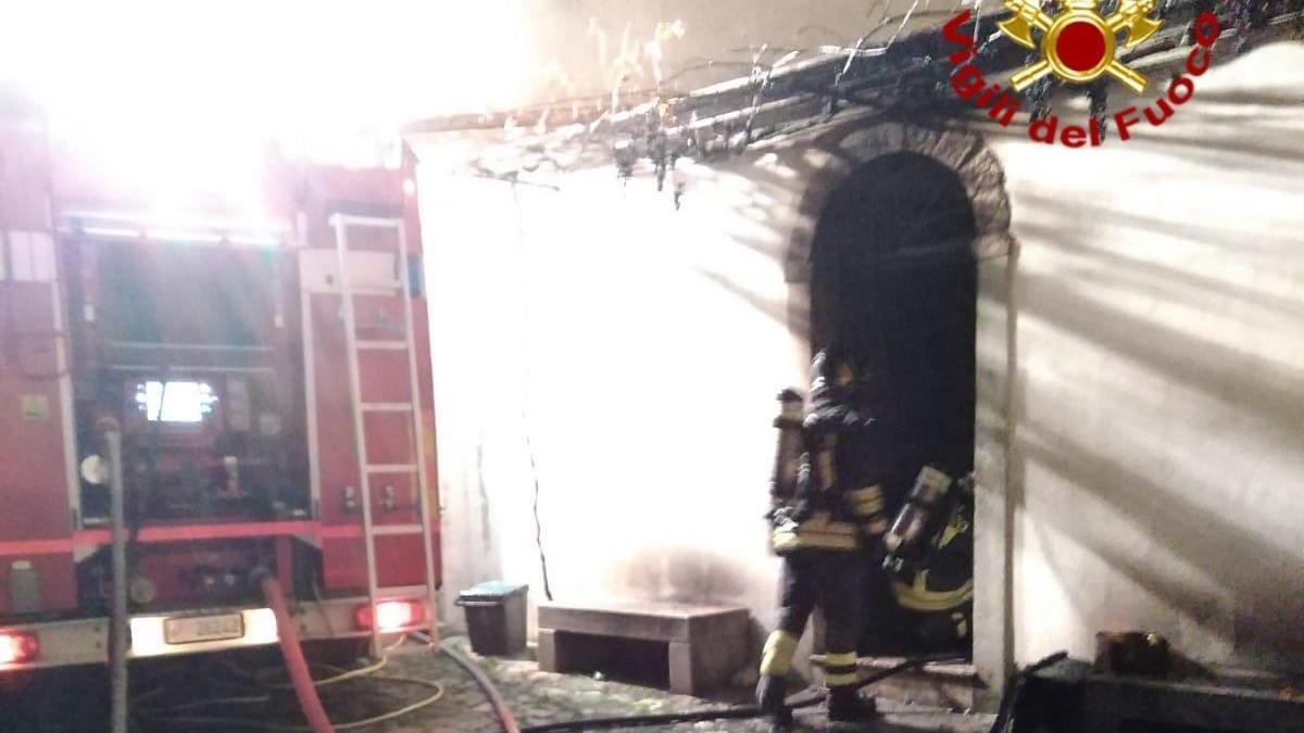 Incendio in un'abitazione a Orani, in salvo due persone