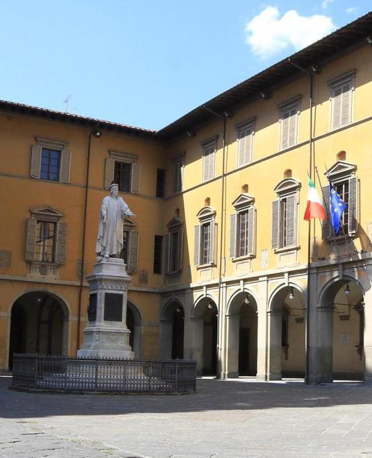 Il palazzo comunale di Prato