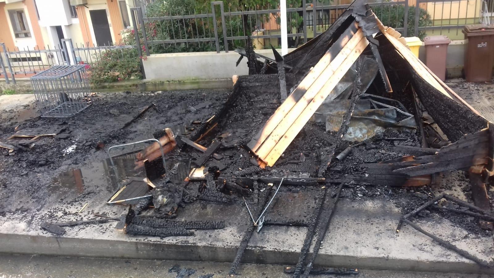 Uno dei capanni distrutti alla società calcistica Sigma