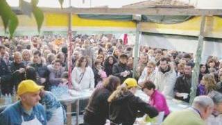 A destra due immagini delle passate edizioni della Festa dell’olio