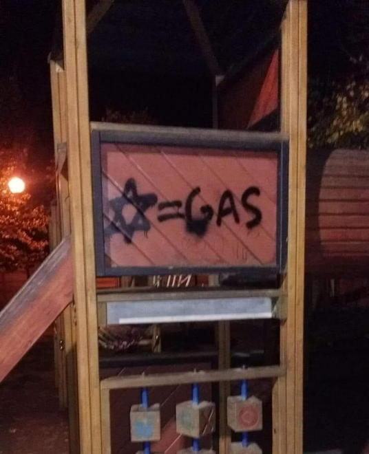 Scritte antisemite nella strada dedicata ai caduti di Piavola 