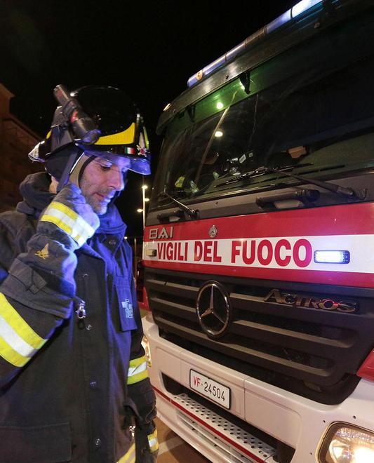 Braccio incastrato nel cancello di una casa