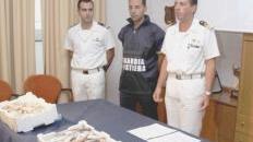 In alto si misura la rete Sopra la merce sequestrata