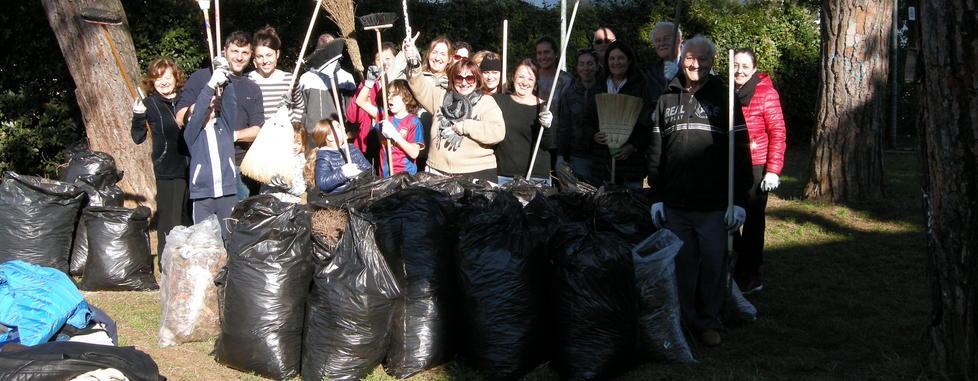 Gli abitanti del quartiere ripuliscono il parco 