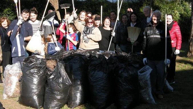 Gli abitanti del quartiere ripuliscono il parco