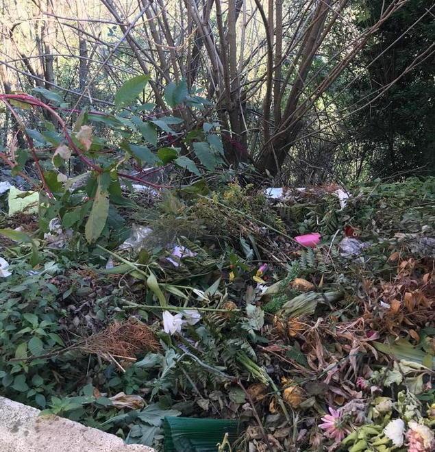 Sporcizia nel cimitero in Corsena alla Villa