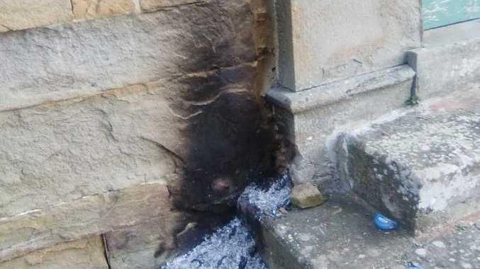 Principio d’incendio alla porta della chiesa a Buggiano Castello