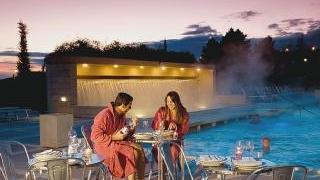 Una suggestiva immagine del bordo piscina a Grotta Giusti