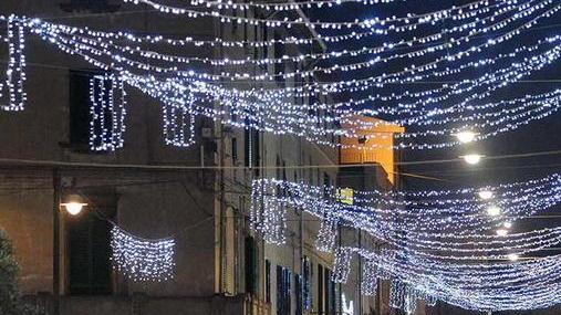 Proiezioni natalizie sui palazzi in piazza, musica e luminaria