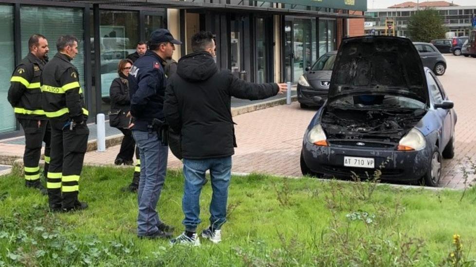 Auto distrutta dalle fiamme