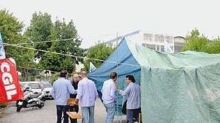 I lavoratori Ciet all’interno del cantiere. La tenda della protesta e sotto: Piero Mancini (a sin.) con Sergio Lucherini ieri a Massa