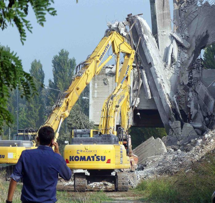 Giù la ciminiera con l’esplosivo Ultima fase della demolizione 
