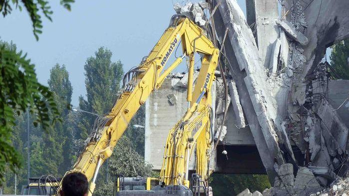 Giù la ciminiera con l’esplosivo Ultima fase della demolizione