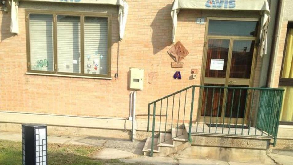 Il fisioterapista riceve a scuola E la dirigente segnala il caso