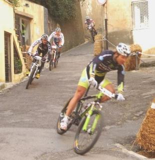 Una gara di mountain bike