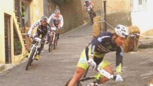 Una gara di mountain bike