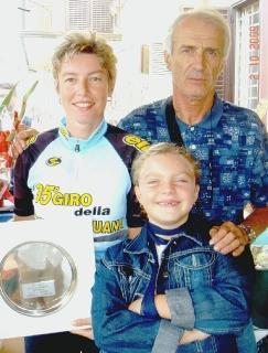 Annarella Ginocchi insieme con la figlia Eva e Luciano Bellè