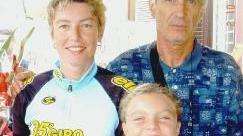Annarella Ginocchi insieme con la figlia Eva e Luciano Bellè