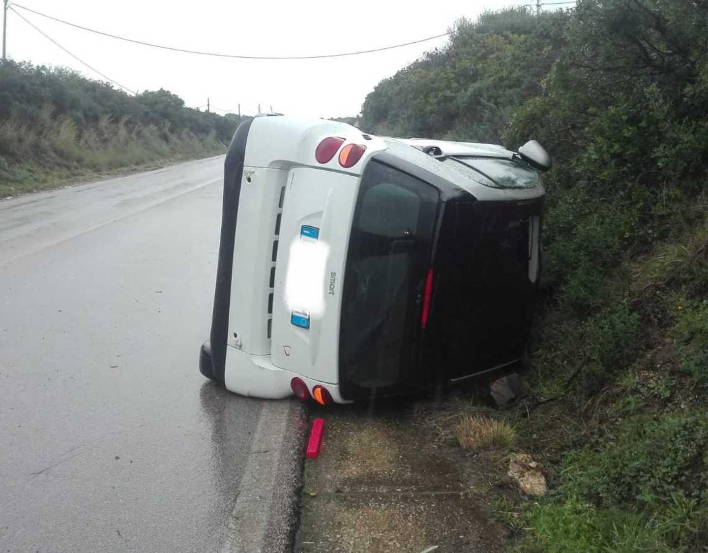 Smart sbanda e si ribalta in curva