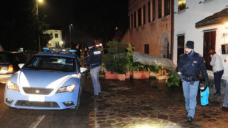 Rissa tra due bande a Marzaglia: si picchiano in trenta poi parte uno sparo