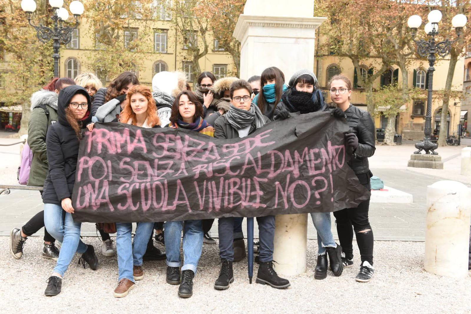 Protesta degli studenti del Paladini in piazza Napoleone (foto Sernacchioli)