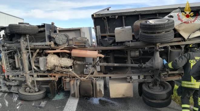 L'autocarro ribaltato