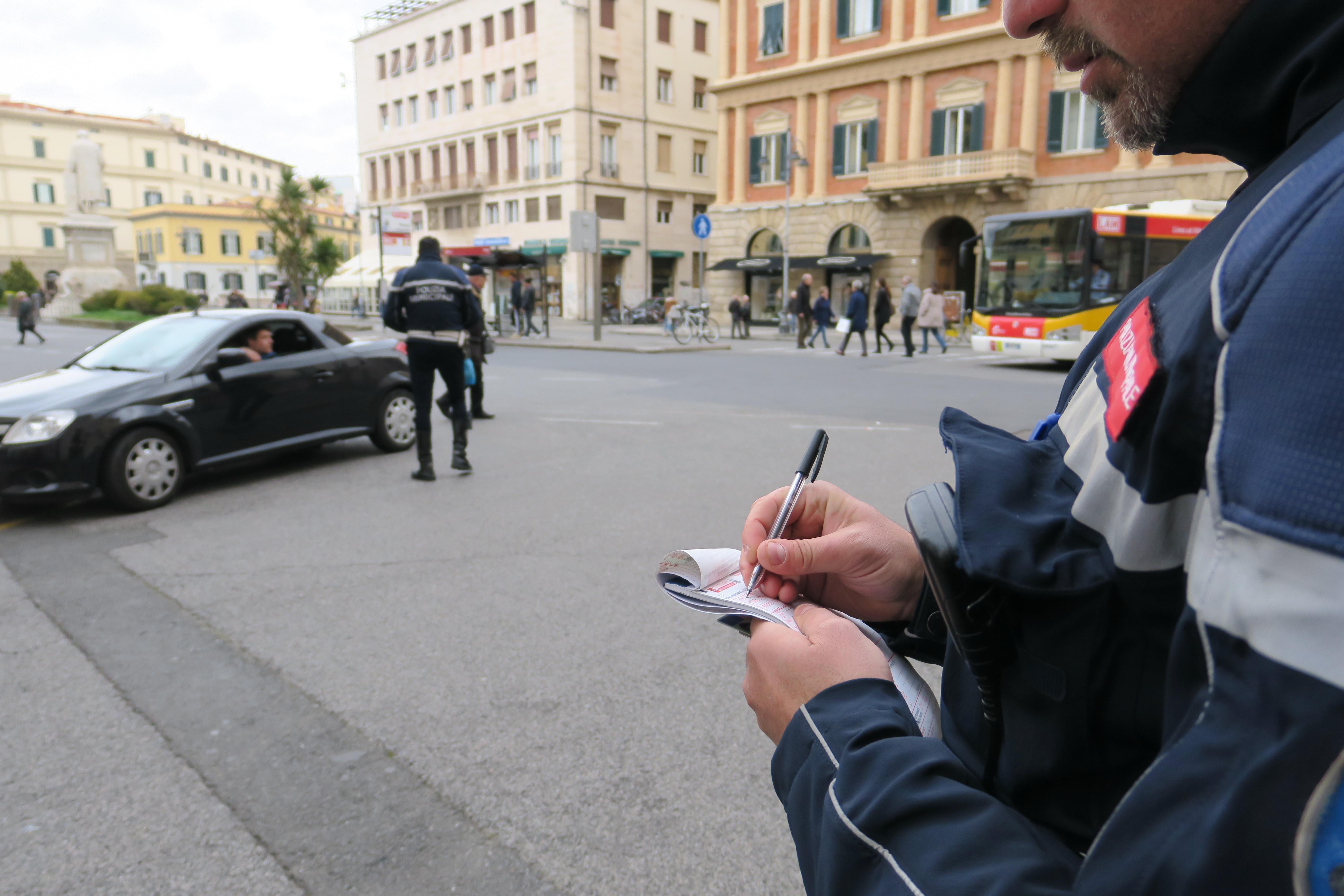 Gli agenti di polizia municipale al lavoro in centro (Pentafoto)