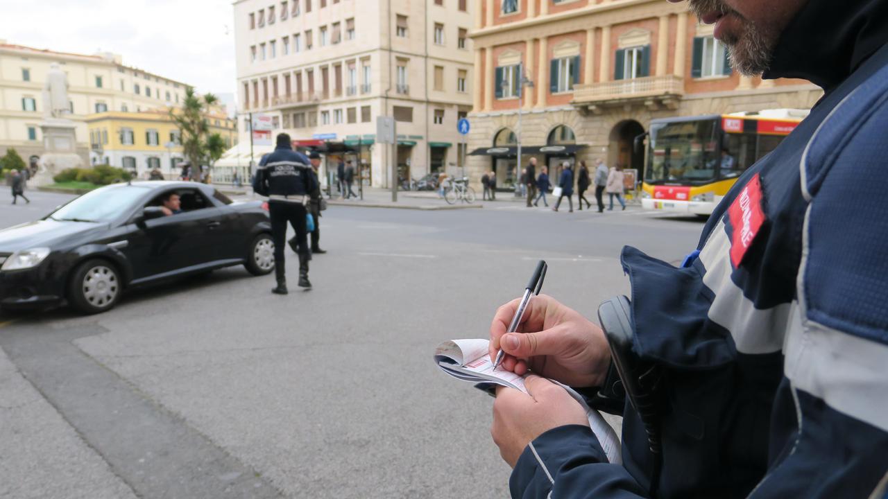 Gli agenti di polizia municipale al lavoro in centro (Pentafoto)