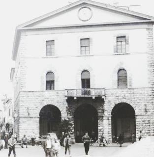 Il palazzo comunale e (sopra) il gazebo di via Manin