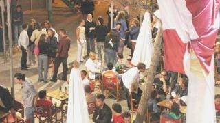 Giovani ad una baracchina del viale Italia: qui aveva passato la serata con gli amici e la sorella Gloria Silvi prima del malore mortale