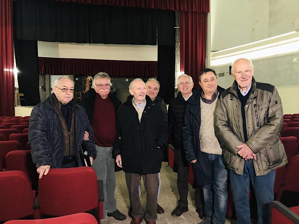Da sinistra: il segretario Francesco Mancini, il presidente Manuele Marigolli e Fiorenzo Fiondi dell'associazione Per il lavoro e la democrazia, il vicesindaco Marco Marchi, il presidente dell'associazione Over 50 Massimo Innocenti, il sindaco Primo Bosi e il socio di maggioranza della proprietà del cinema Modena Gilberto Bruni.



