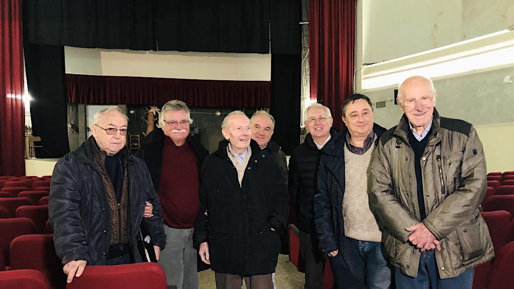 Da sinistra: il segretario Francesco Mancini, il presidente Manuele Marigolli e Fiorenzo Fiondi dell'associazione Per il lavoro e la democrazia, il vicesindaco Marco Marchi, il presidente dell'associazione Over 50 Massimo Innocenti, il sindaco Primo Bosi e il socio di maggioranza della proprietà del cinema Modena Gilberto Bruni.