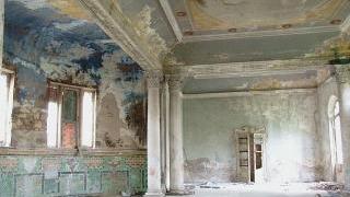 Ecco come si presenta uno dei saloni delle vecchie Terme della Salute