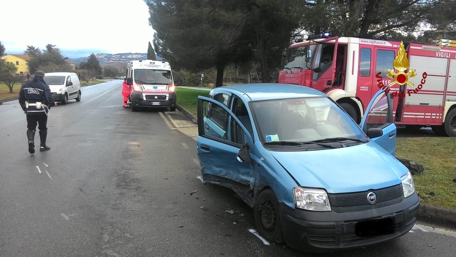 Una delle due auto rimaste coinvolte nell'incidente 