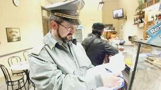 <strong>CONTROLLI SERRATI.</strong> Un finanziere durante una verifica in un bar