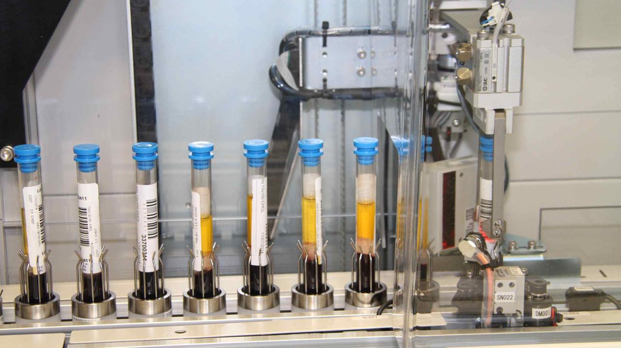 L'interno del laboratorio analisi dell'ospedale Santo Stefano