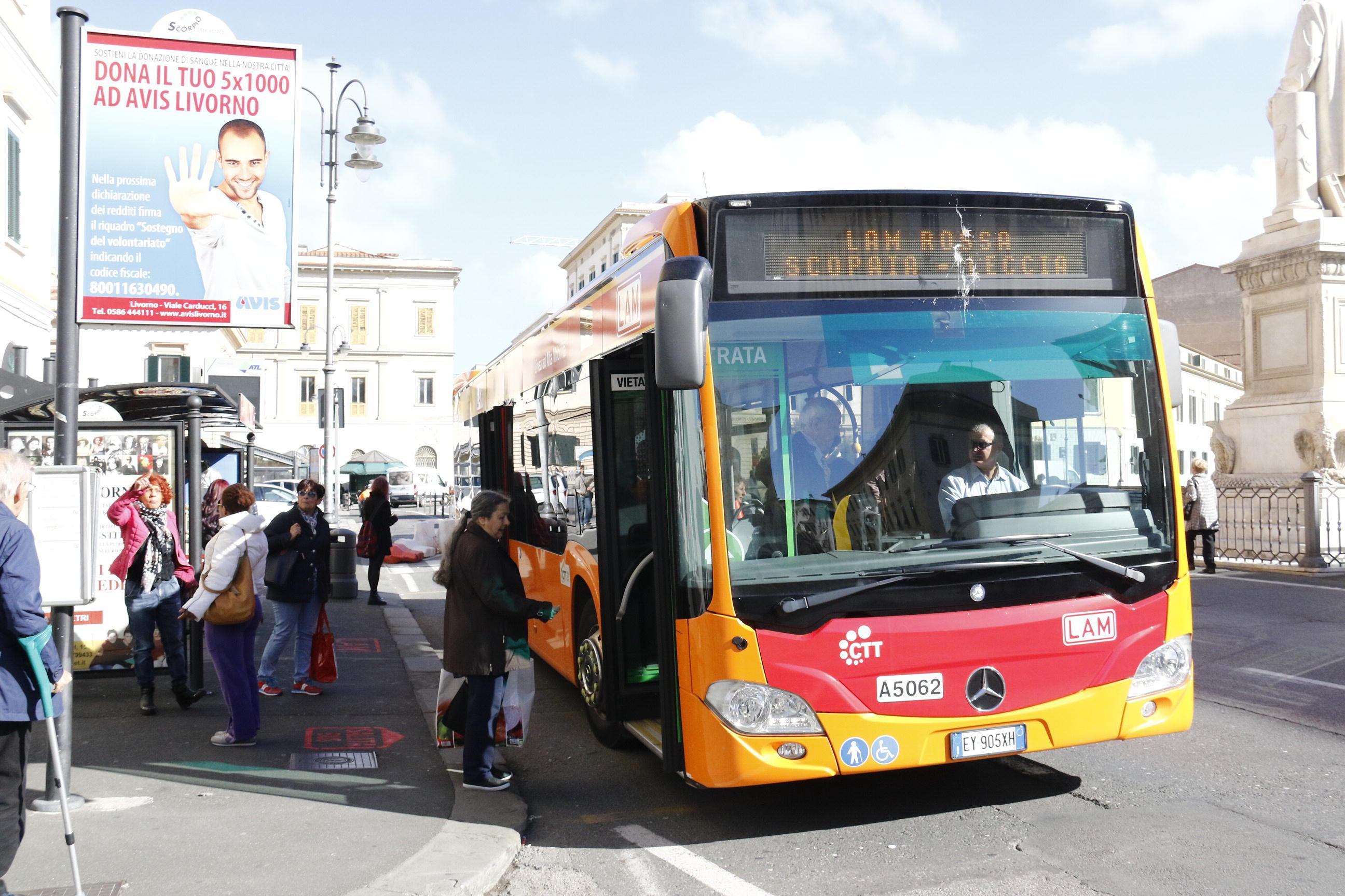 Il bus della linea rossa in piazza Cavour (Pentafoto)