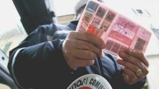 La verifica di una patente da parte di un vigile urbano