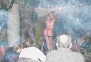 A sinistra l’ingresso del Regina Monika e un locale di lap dance