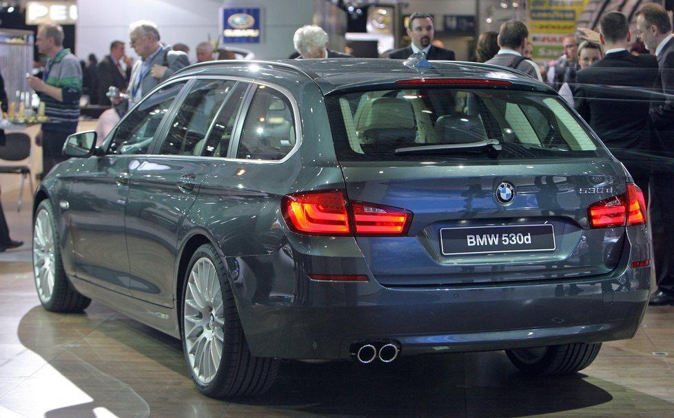 Auto di lusso comprate all'estero per evadere l'Iva: tre saloni nei guai