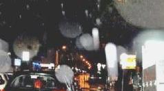 Due immagini dell’acquazzone di ieri sera: sopra, traffico in tilt in via Fratelli Rosselli, a destra si cerca di liberare una fogna