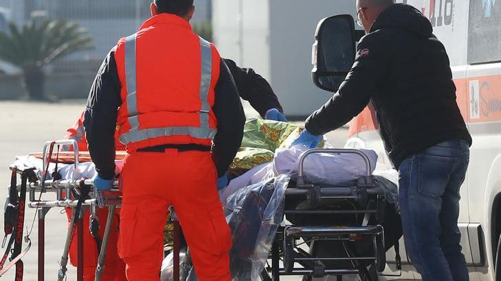 Schiacciato dalla gru del suo camion, muore un autotrasportatore di Bosco Mesola
