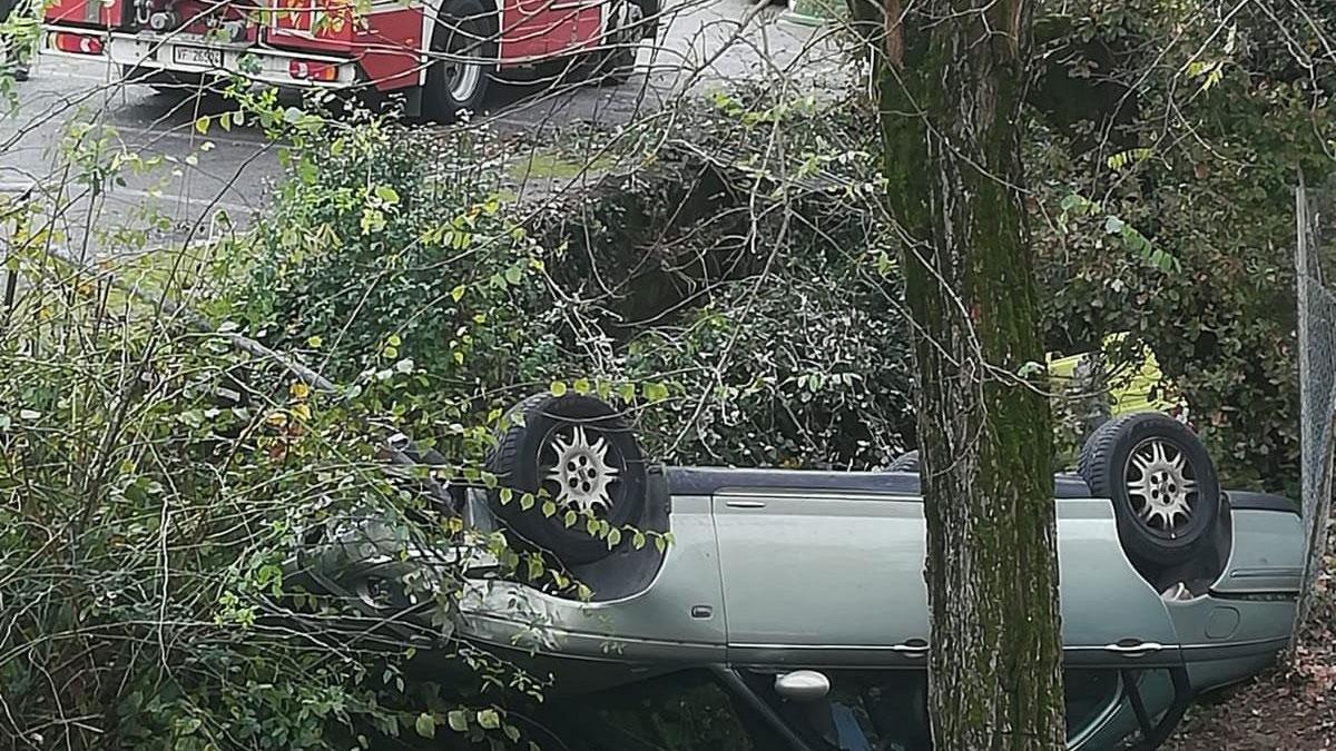 Muore nell'auto che si ribalta e finisce nel fosso