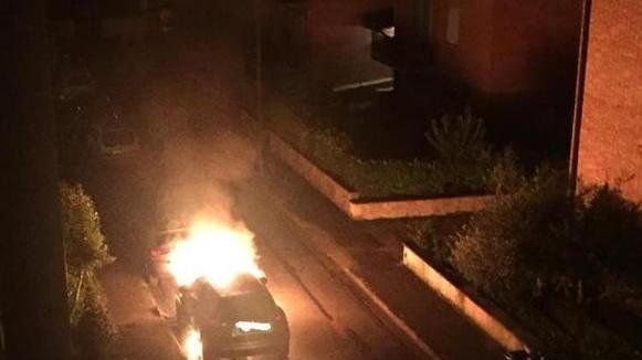 Va a fuoco un’auto nel pieno della notte