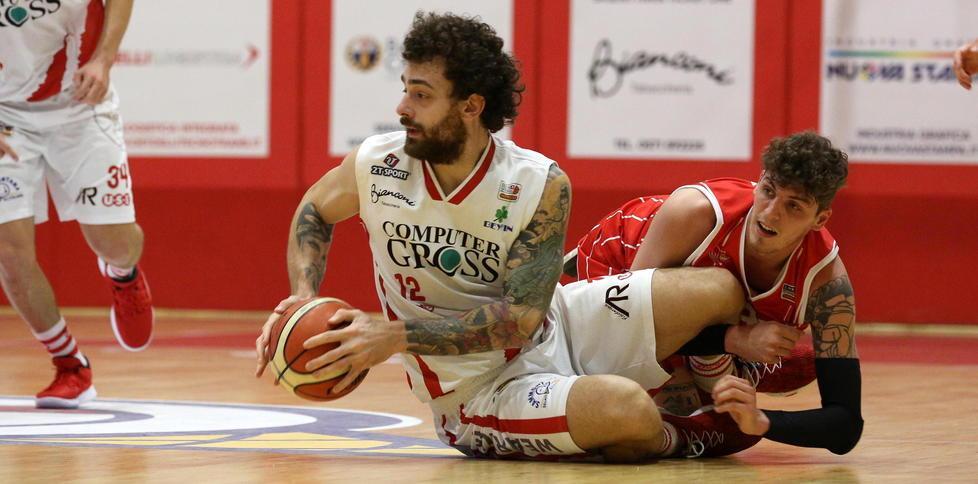 Quel fallo a Giarelli che ha fermato l’Use Coach Bassi recrimina «Una cosa strana...» 