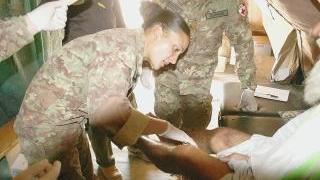 I militari con un ferito ad Herat A destra il col. Marco Tuzzolino