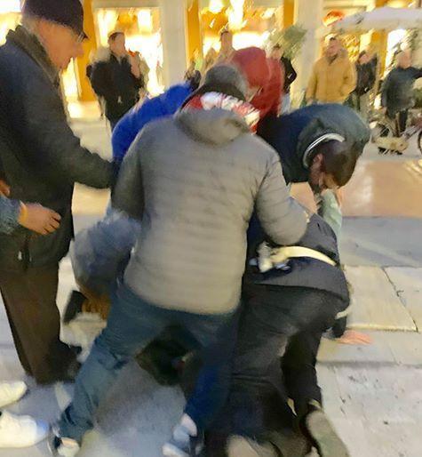I vigili lo fanno rialzare da terra e lui li pesta: lo arrestano in sei 