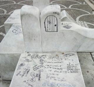 Messaggi d’amore, disegni e vignette: così sono deturpate le panchine d’autore