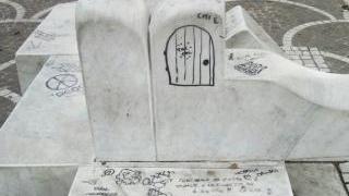 Messaggi d’amore, disegni e vignette: così sono deturpate le panchine d’autore